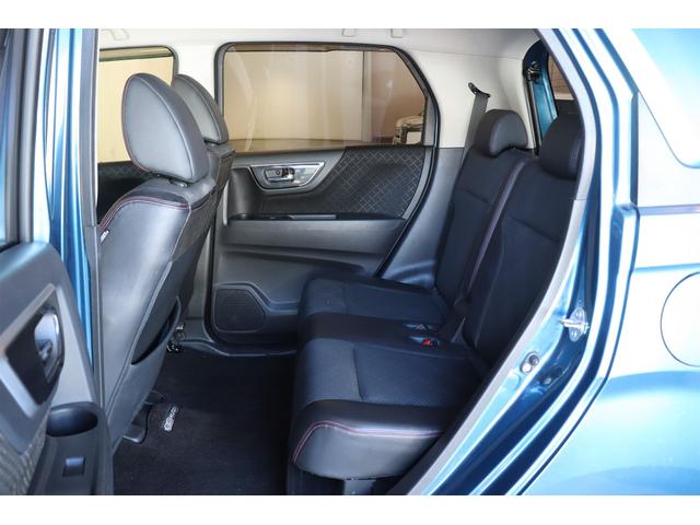 後席もしっかりとしたシートで足元もゆったりとしています♪