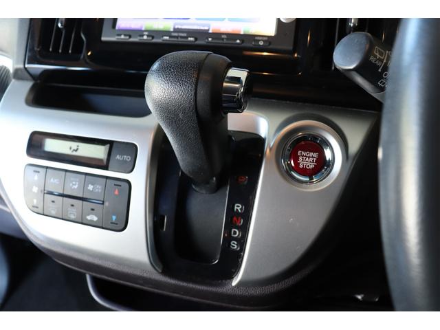 発進時や後退時に操作するレバーです。操作のしやすさが肝になってきます。ぜひ一度体感してください。