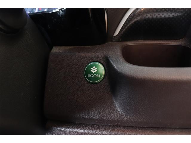 エンジンやエアコンなどクルマ全体の動きを燃費優先で自動制御するＥＣＯＮモード！空調など快適性を優先したいときは、スイッチ１つでＯＦＦにすることも可能です。