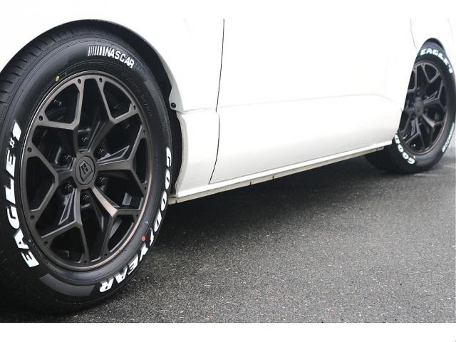 レジアスエースバン スーパーＧＬ　ダークプライム　Ｈ２９年式　４ナンバー　ガソリン２ＷＤ　フロントスポイラー　リアフィルム５面　リアスタビライザー　ショックアブソーバー　オーバーフェンダー　７インチ純正ナビ　ドラレコ　ＨＤＭＩ　ＥＴＣ　ベットキット（8枚目）