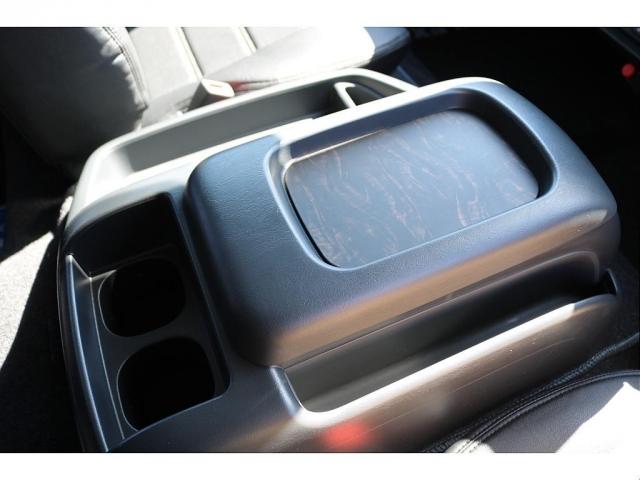 ハイエースワゴン グランドキャビン　新車　グランドキャビン　ノーマルレイアウト　ガソリン４ＷＤ　１インチローダウン　フロントスポイラー　オーバーフェンダー　ＢＩＧＸ１１インチＳＤナビ　後席モニター　ＥＴＣ　ベッドキット　シートカバー（20枚目）