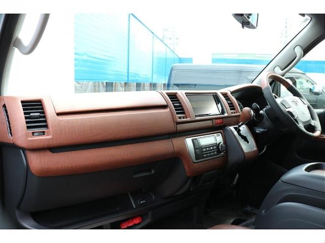 ハイエースバン ロングスーパーGL R7年式 アーバンカーキ ガソリン2WD Re Classic丸目 ブラックエディション フロントスポイラー オーバーフェンダー LEDテールランプ シートカバー ベッドキット インテリアパネル3点(4枚目)