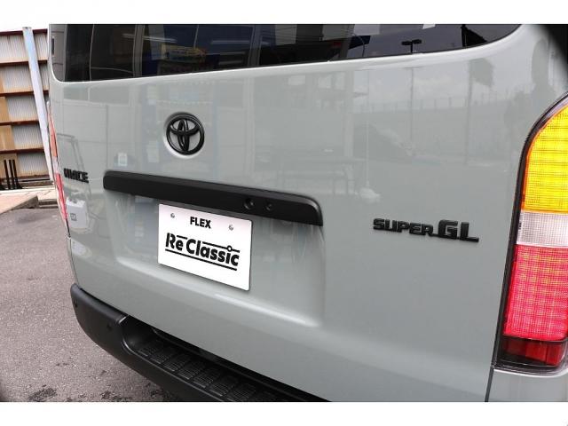 ハイエースバン ロングスーパーGL R7年式 アーバンカーキ ガソリン2WD Re Classic丸目 ブラックエディション フロントスポイラー オーバーフェンダー LEDテールランプ シートカバー ベッドキット インテリアパネル3点(11枚目)