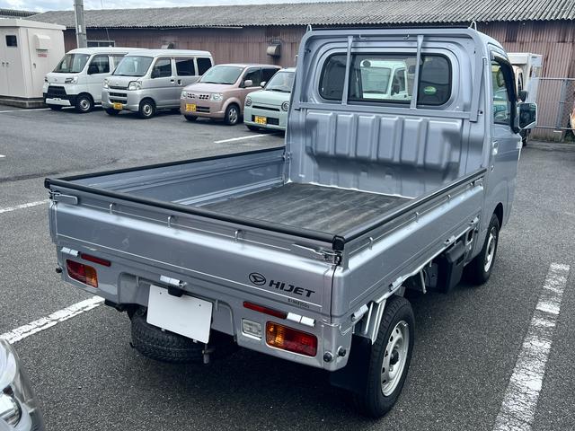 スタンダード 4WD 5速MT 3方開 荷台ゴムマット エアコン パワステ CDオーディオ(3枚目)