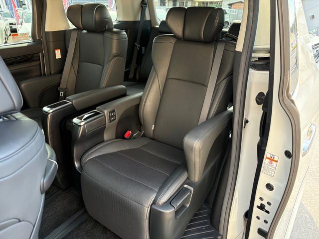 アルファードハイブリッド ＳＲ　Ｃパッケージ　サンルーフ　ＴＲＤエアロ・１９インチアルミ　メーカー１０．５インチＳＤナビ　１３．３インチ後席モニター　ＪＢＬ　ＤＶＤプレーヤー　パノラミックビュー　ブランドスポットモニター　シートヒーター・クーラー（73枚目）