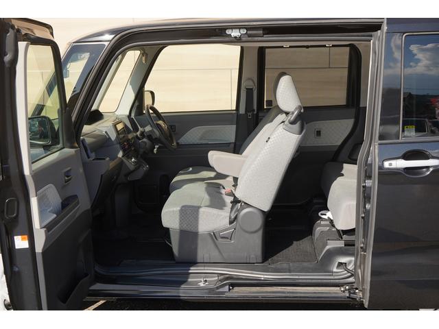 センターピラーレスドア☆センターピラーがないことによりお子様から大人まで乗り降りが楽ちんに☆助手席の背もたれには乗降グリップが装備されておりお年寄りの方でも楽に乗り降りできます☆