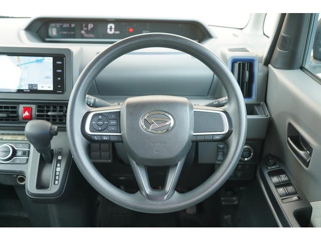 ステアリングスイッチ・ＰＯＷＥＲモードスイッチ付メッキエンブレム付シルバー加飾付ウレタン製ステアリングホイール装備☆