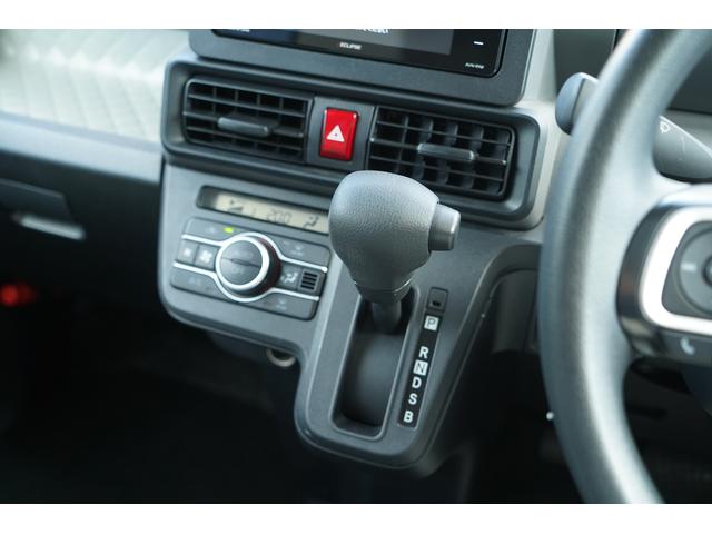 ＡＴシフトレバー装備☆シンパネシフトのおかげで足元がスッキリしています。小さくても快適に乗れる工夫が詰まっています☆