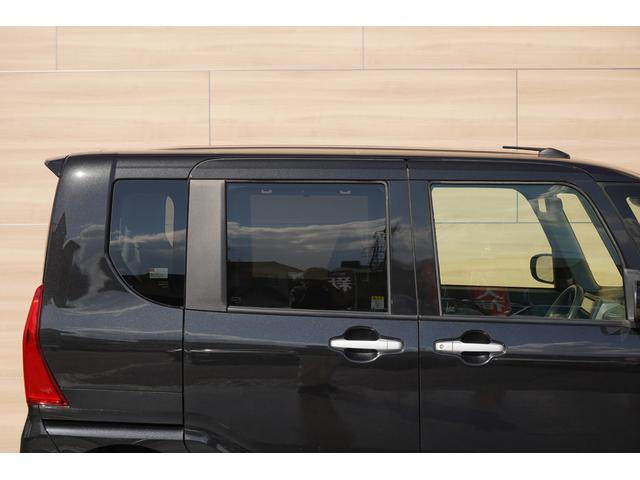 プライバシーガラス装備☆後席の快適性やセキュリティ性を高めるために装備されている「高い遮蔽性を保つスモーク調ガラス」です☆リアドア、リアクォーターガラス、リアウィンドウに採用されています☆