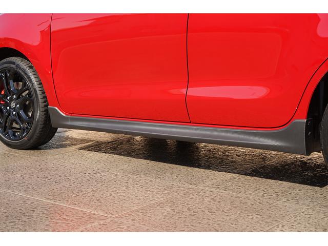 カーボン調サイドシルスポイラー装備☆車輛の外観を引き締めるだけでなく、ボディ下部の保護にも役立つパーツです☆