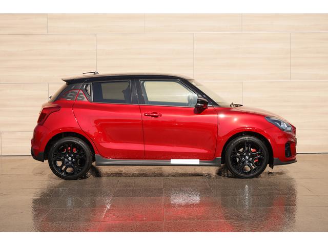 ボディーカラーはメーカーオプションのバーニングレッドパールメタリック／ブラックルーフの２トーンカラー☆ツートーンカラーは個性的で洗礼された外観を実現☆スポーティさや高級感、遊び心など演出してくれます☆