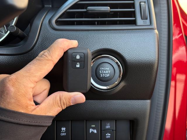 エンジンスタート・ストップスイッチ装備☆スマートキーをバックやポケットに入れたままスイッチを押すだけでエンジンをかけることができます☆