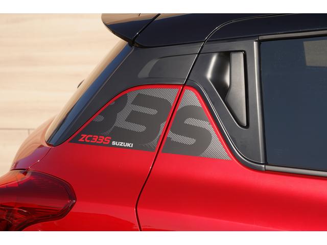 リアピラーデカール装備☆特別仕様の証として左右リアピラーにはスポーティなラインやロゴをモチーフにしたグラフィックステッカーです☆