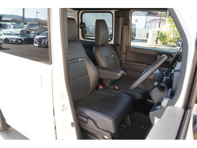 運転席にはアームレスト装備で快適なドライブをサポートしてくれます☆シートカバー装備でシートコンディション良好です☆