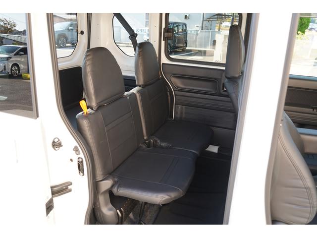 フルフラットに可倒可能なセカンドシート☆セカンドシートにもシートカバー装備☆シートコンディション良好です☆