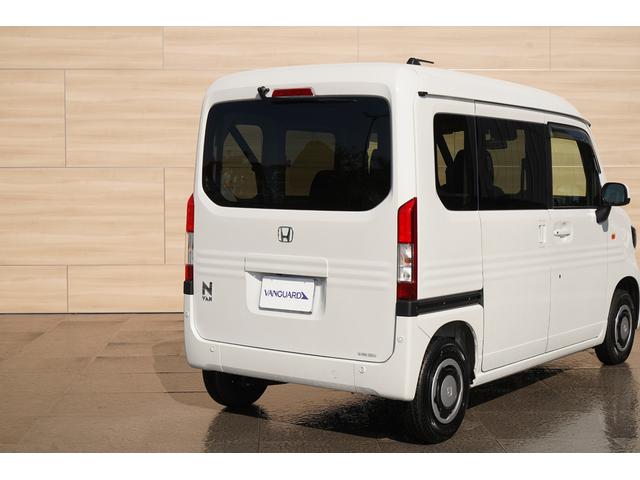 ボディ同色リアナンバープレートガーニッシュ装備☆別途追加ご費用が必要となりますが、カスタマイズなども承りますので是非ご用命下さい☆