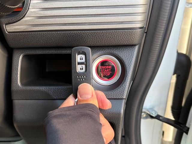 エンジンスタート・ストップスイッチ装備☆スマートキーをバックやポケットに入れたままスイッチを押すだけでエンジンをかけることができます☆