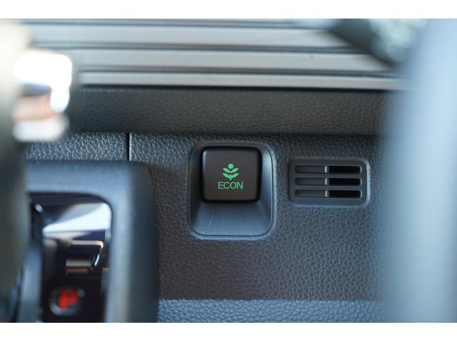 ＥＣＯＮスイッチ装備☆車の制御が燃費優先モードになり、エンジンやモーターの出力を抑えたり、アクセルレスポンスを穏やかになり、急加速が減ったりと燃費をよくする手助けをしてくれます☆