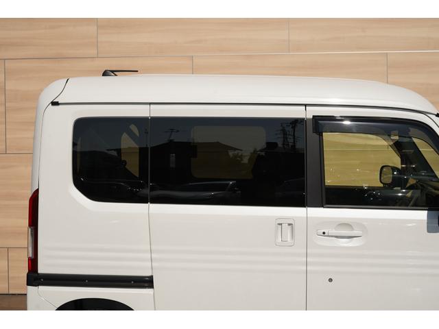 プライバシーガラス装備☆後席の快適性やセキュリティ性を高めるために装備されている「高い遮蔽性を保つスモーク調ガラス」です☆リアクォーターガラス、リアウィンドウに採用されています☆