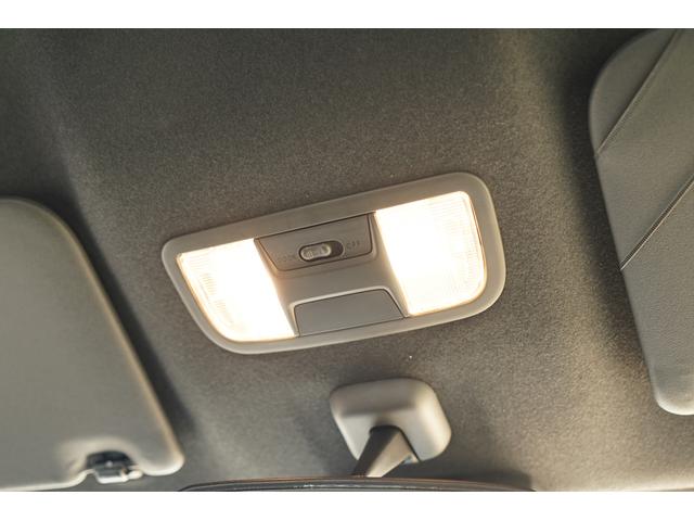 ハロゲン照明装備☆天井中央部に設置され、乗降時や夜間の車内視認性を確保してくれます☆別途追加ご費用が必要となりますが、ＬＥＤ照明に付け替えも承りますので是非ご用命下さい☆