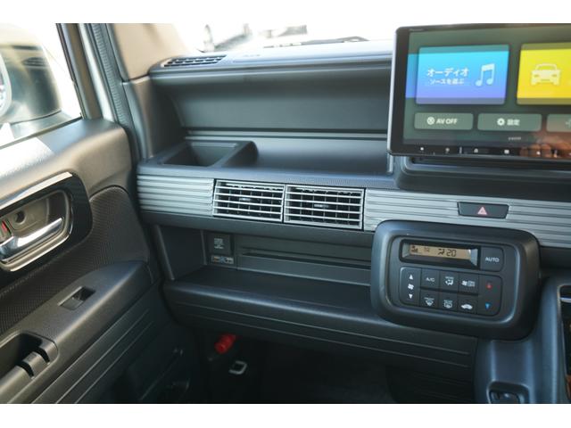 ボックスティッシュやメガネケース等、小物が置けるスペース完備☆