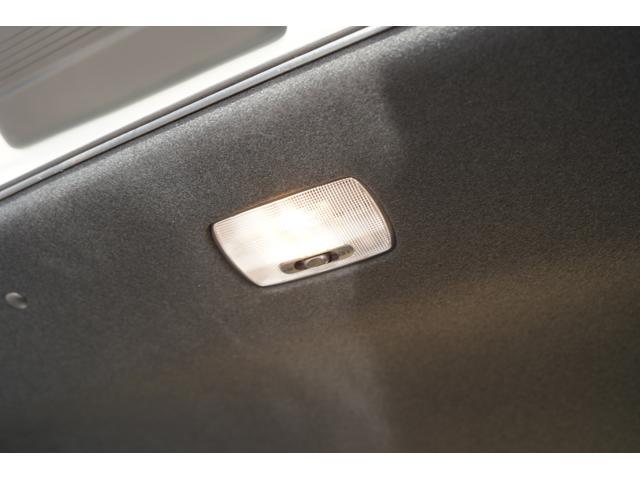 ラゲージルームにもハロゲン照明装備☆夜間の車内視認性を確保してくれます☆別途追加ご費用が必要となりますが、ＬＥＤ照明に付け替えも承りますので是非ご用命下さい☆