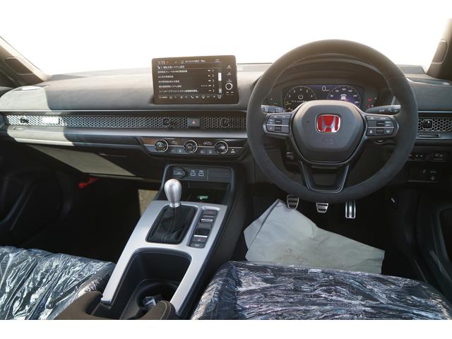 シビック タイプＲ　レーシングブラックパッケージ　登録済未使用車　グロスブラックスポイラー　ブラック内装　９インチコネクトディスプレー　ナビＴＶ　バックカメラ　衝突軽減　ブラインドスポットモニター　ＬＥＤ　１９インチアルミ　レッドブレーキキャリパー（2枚目）