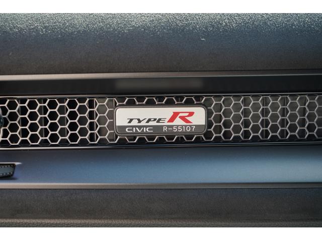 シビック タイプＲ　レーシングブラックパッケージ　登録済未使用車　グロスブラックスポイラー　ブラック内装　９インチコネクトディスプレー　ナビＴＶ　バックカメラ　衝突軽減　ブラインドスポットモニター　ＬＥＤ　１９インチアルミ　レッドブレーキキャリパー（5枚目）