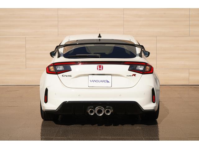 シビック タイプＲ　レーシングブラックパッケージ　登録済未使用車　グロスブラックスポイラー　ブラック内装　９インチコネクトディスプレー　ナビＴＶ　バックカメラ　衝突軽減　ブラインドスポットモニター　ＬＥＤ　１９インチアルミ　レッドブレーキキャリパー（10枚目）