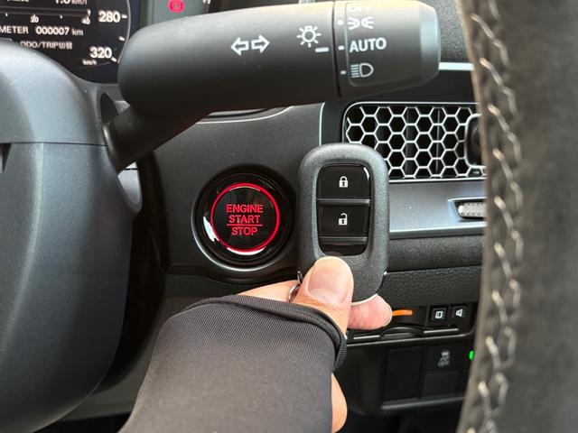 シビック タイプＲ　レーシングブラックパッケージ　登録済未使用車　グロスブラックスポイラー　ブラック内装　９インチコネクトディスプレー　ナビＴＶ　バックカメラ　衝突軽減　ブラインドスポットモニター　ＬＥＤ　１９インチアルミ　レッドブレーキキャリパー（29枚目）