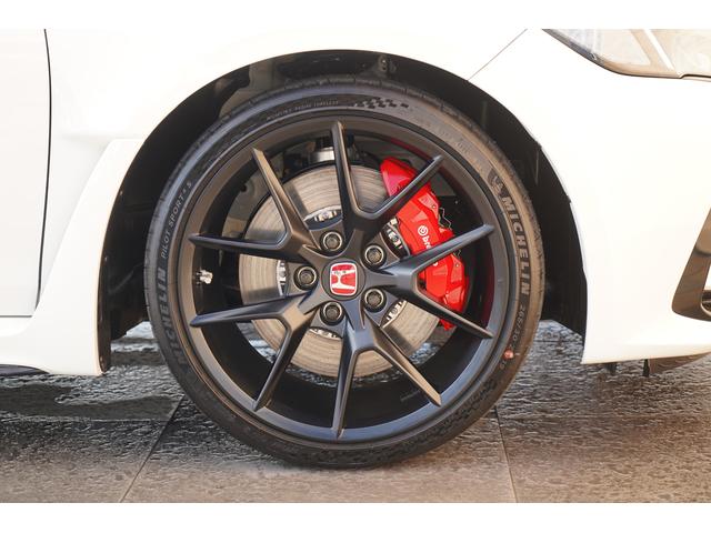 シビック タイプＲ　レーシングブラックパッケージ　登録済未使用車　グロスブラックスポイラー　ブラック内装　９インチコネクトディスプレー　ナビＴＶ　バックカメラ　衝突軽減　ブラインドスポットモニター　ＬＥＤ　１９インチアルミ　レッドブレーキキャリパー（73枚目）