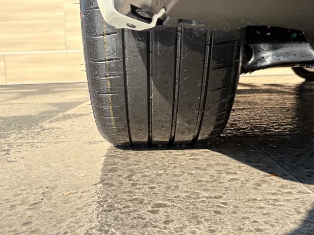 シビック タイプＲ　レーシングブラックパッケージ　登録済未使用車　グロスブラックスポイラー　ブラック内装　９インチコネクトディスプレー　ナビＴＶ　バックカメラ　衝突軽減　ブラインドスポットモニター　ＬＥＤ　１９インチアルミ　レッドブレーキキャリパー（80枚目）