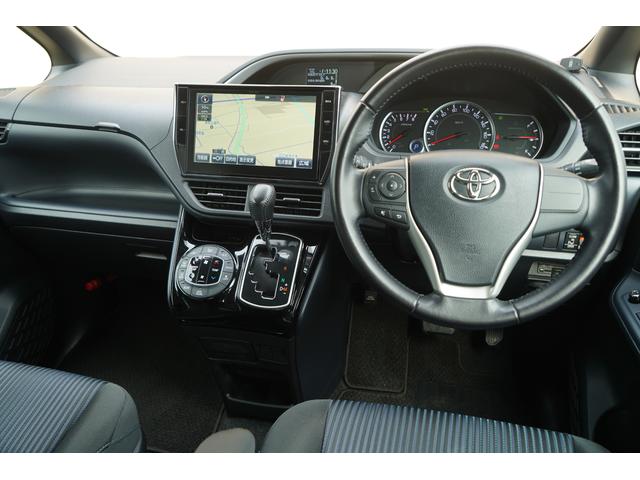 ヴォクシー ＺＳ　煌ＩＩ　純正１０インチＳＤナビＴＶ　１１インチ後席モニター　バックカメラ　クリアランスソナー　衝突軽減　ＬＥＤヘッドライト　両側パワースライドドア　アイドリングストップ　スマートキー　ビルトインＥＴＣ（2枚目）