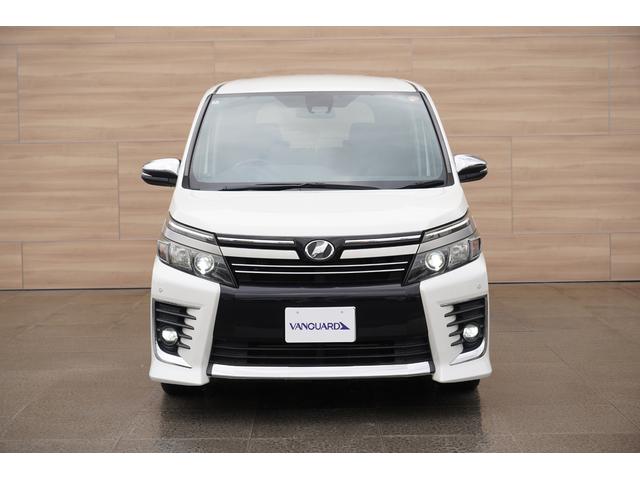 ヴォクシー ＺＳ　煌ＩＩ　純正１０インチＳＤナビＴＶ　１１インチ後席モニター　バックカメラ　クリアランスソナー　衝突軽減　ＬＥＤヘッドライト　両側パワースライドドア　アイドリングストップ　スマートキー　ビルトインＥＴＣ（8枚目）