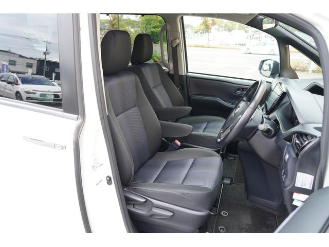 ヴォクシー ＺＳ　煌ＩＩ　純正１０インチＳＤナビＴＶ　１１インチ後席モニター　バックカメラ　クリアランスソナー　衝突軽減　ＬＥＤヘッドライト　両側パワースライドドア　アイドリングストップ　スマートキー　ビルトインＥＴＣ（12枚目）