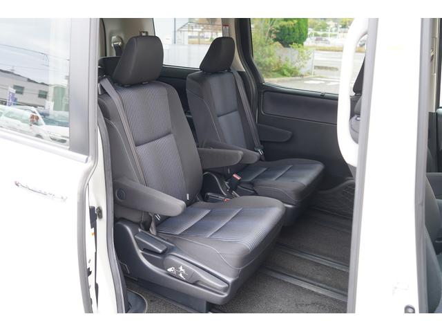 ヴォクシー ＺＳ　煌ＩＩ　純正１０インチＳＤナビＴＶ　１１インチ後席モニター　バックカメラ　クリアランスソナー　衝突軽減　ＬＥＤヘッドライト　両側パワースライドドア　アイドリングストップ　スマートキー　ビルトインＥＴＣ（13枚目）