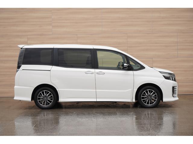 ヴォクシー ＺＳ　煌ＩＩ　純正１０インチＳＤナビＴＶ　１１インチ後席モニター　バックカメラ　クリアランスソナー　衝突軽減　ＬＥＤヘッドライト　両側パワースライドドア　アイドリングストップ　スマートキー　ビルトインＥＴＣ（20枚目）