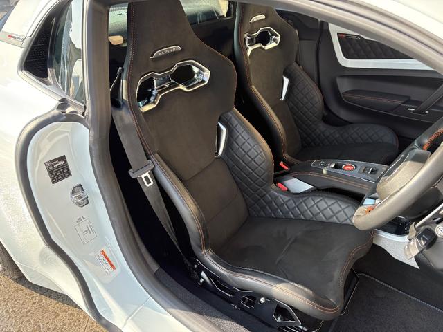 A110 S 右ハンドル ブラングラシエ 2シーター アルミニウム製軽量ボディ Sabelr軽量モノコックバケットシート Focalサウンド 18インチアロイホイール オレンジブレーキキャリパー レーダー探知機(56枚目)