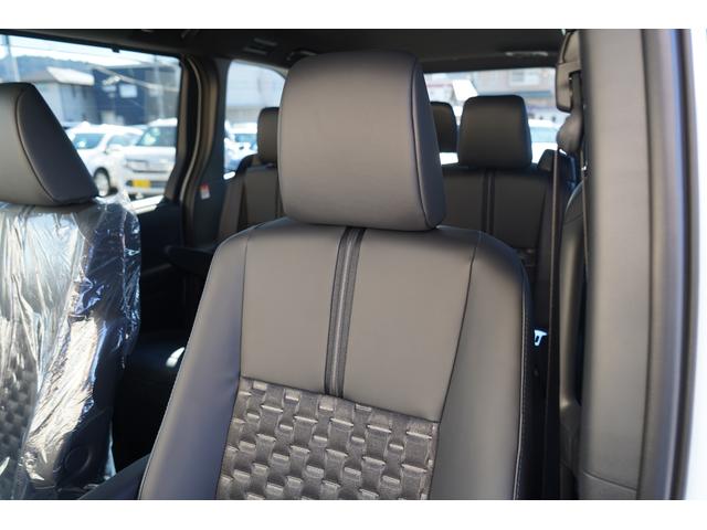 �u���[�X�e�b�`������^�t�@�u���b�N�R���r�V�[�g����������ƃt�@�u���b�N�̑g�ݍ��킹���A�����ځE�����E�@�\�����o�����X�悭���˂��낦�Ă���V�[�g�������̎Ԃɍ̗p����Ă��܂���