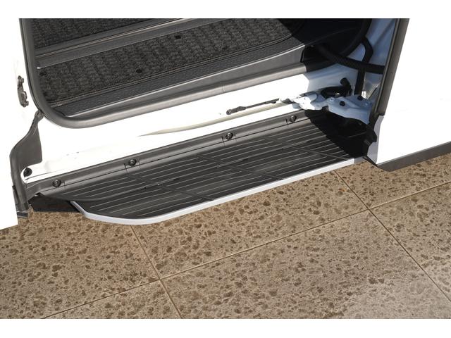 ���[�J�[�I�v�V�������j�o�[�T���X�e�b�v�i����ȑ��j�������X���C�h�h�A�̊J�ɘA�����ăX�e�b�v���W�J�E�i�[���Ă�����~�T�|�[�g�������n�ʂ���X�e�b�v�܂ł̍�����}���邱�ƂŁA���S���ď�~�ł��܂���