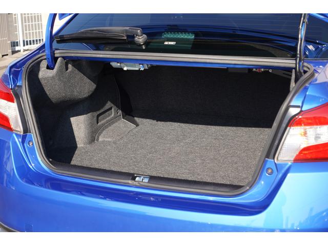 �ύڃX�y�[�X���\���Ɋm�ۂ��ꂽ�g�����N���[�����X�|�[�e�B�^�C�v�̂��߉��s��������A�J������r�I�L�߂Ŏg���₷���݌v�ł���