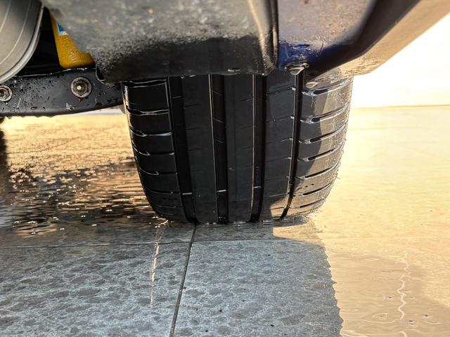 �`�h�r���莑�i���擾�������ЃX�^�b�t�ƁA��O�ҋ@�ւ̓��{�����ԍ��苦��̃v���̊Ӓ�m�ɂ���ĎԂ̏�Ԃ��_�u���`�F�b�N���Ă���܂���