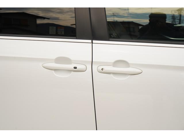 �A�E�^�[�h�A�n���h�����y�����邾���ŃA�����b�N�A�Z���T�[�ɐG��邾���Ń��b�N���ł���X�}�[�g�G���g���[�V�X�e���������p���[�X���C�h�h�A�̃A�E�^�[�h�A�n���h���ɂ̓����^�b�`�X�C�b�`�t���ŊJ���y�X��