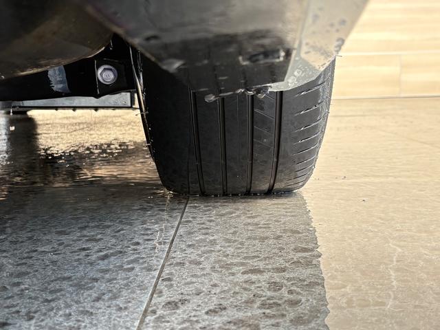 �`�h�r���莑�i���擾�������ЃX�^�b�t�ƁA��O�ҋ@�ւ̓��{�����ԍ��苦��̃v���̊Ӓ�m�ɂ���ĎԂ̏�Ԃ��_�u���`�F�b�N���Ă���܂���