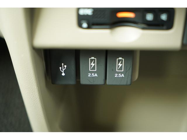 �t�r�a�ڑ��\�P�b�g�����������̓~���[�W�b�N�v���[���[���i�r�Ɛڑ����ĉ��y���y���ނ��Ƃ��ł��܂����^�񒆂ƉE���͏[�d�p�ŃX�}�z�ȂǏ[�d���邱�Ƃ��ł��܂���