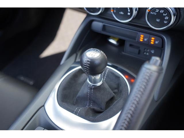 �U���l�s�V�t�g���o�[�������^�]�ȂƏ���Ȃ̊Ԃɔz�u����Ă���A���R�Ȏ�̈ʒu�ő���ł���悤�ɐ݌v����Ă���A�^�]���ł����K���X���[�Y�ȑ�������邱�Ƃ��ł��܂���