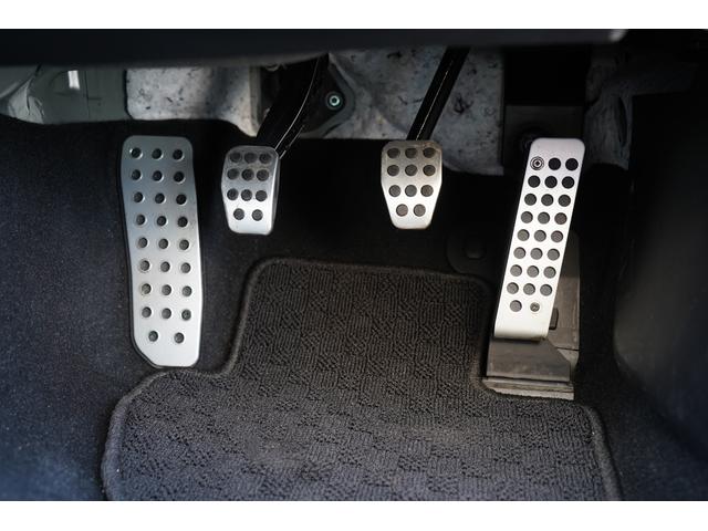 �f�B�[���[�I�v�V�����̃A���~�y�_���������������X�|�[�e�B�Ƀh���X�A�b�v���Ă���邾���ł͂Ȃ��A�\�ʂɂ͊���~�߉��H���{���Ă��邽�߁A�J�V����X�|�[�c���s���ł����肵���y�_�����[�N���\�ł���