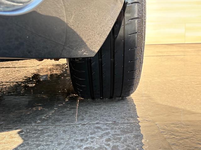 �`�h�r���莑�i���擾�������ЃX�^�b�t�ƁA��O�ҋ@�ւ̓��{�����ԍ��苦��̃v���̊Ӓ�m�ɂ���ĎԂ̏�Ԃ��_�u���`�F�b�N���Ă���܂���