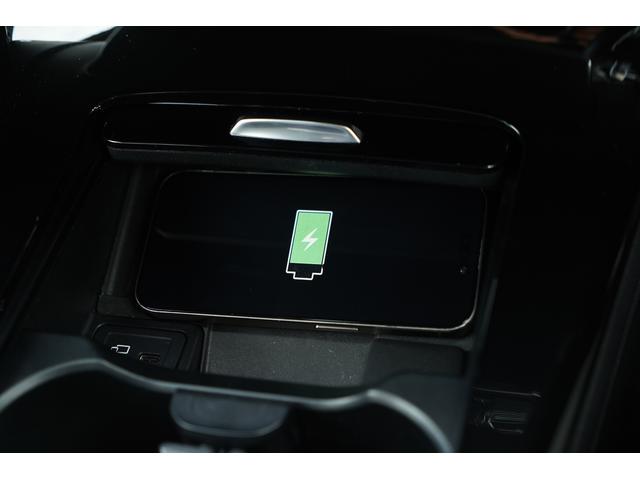 �u�������[�d�������X�}�[�g�t�H���Ȃǂ̑Ή��f�o�C�X���p�g���C�ɒu�������ŏ[�d���ł���A�֗��ȃ��C�����X�[�d�@�\�ł���