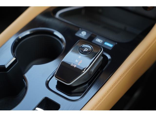 �`�s�Z���N�g���o�[�������^�]�ȂƏ���Ȃ̊Ԃɔz�u����Ă���A���R�Ȏ�̈ʒu�ő���ł���悤�ɐ݌v����Ă���A�^�]���ł����K���X���[�Y�ȑ�������邱�Ƃ��ł��܂���